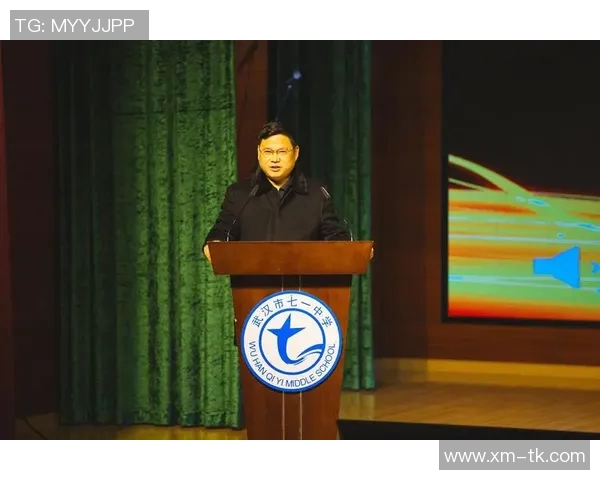 足球明星们齐聚一堂向坤坤致敬展现友谊与热爱之情 足球明星们齐聚一堂向坤坤致敬展现友谊与热爱之情