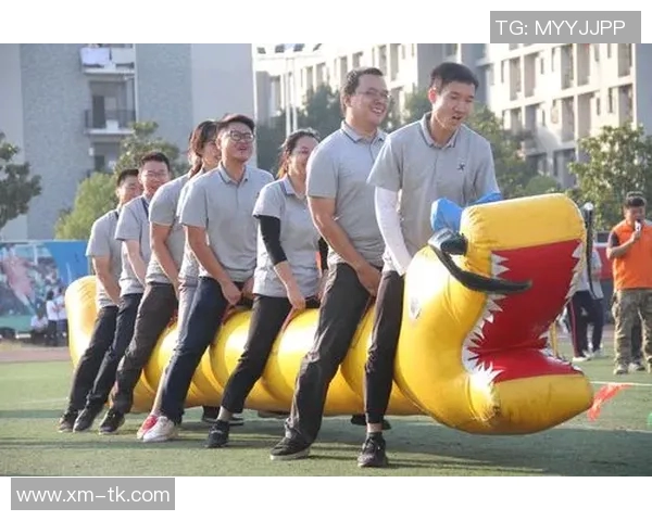 足球明星魅力四射创意海报设计展现运动激情与艺术之美 足球明星魅力四射创意海报设计展现运动激情与艺术之美